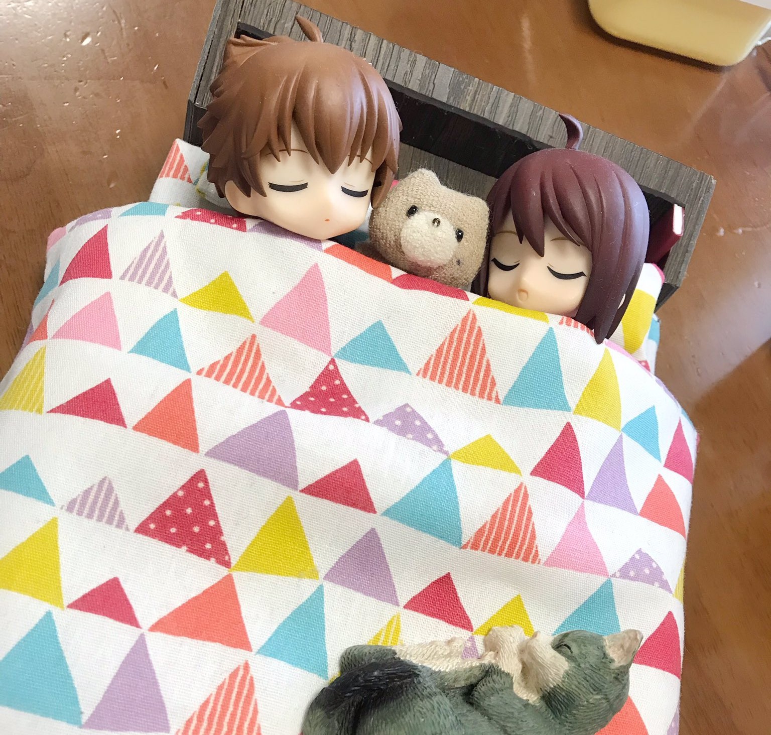 かわいいキューポッシュ,仲良くベッドで一緒に寝る,くまのグリちゃん
