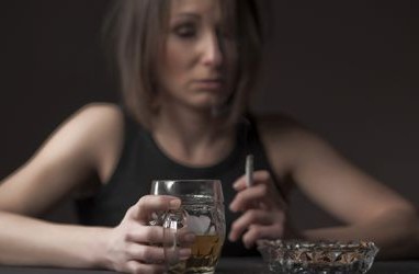 世界仰天ニュース,アルコール依存症,治療,病院,家族,末期,ドーパミン
