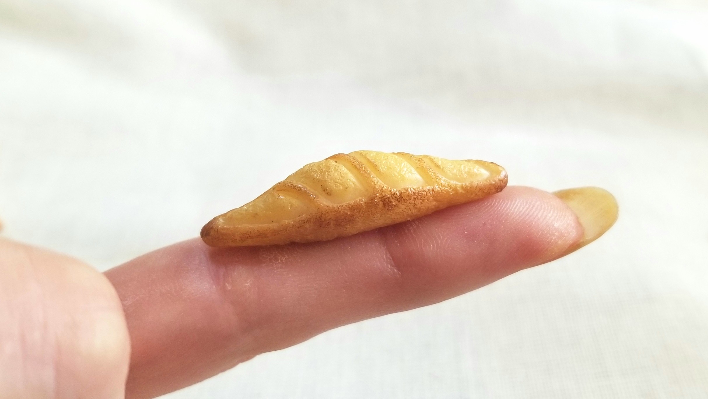 ミニチュアフード,粘土,おいしいパン,こんがりバケット,焼きたて
