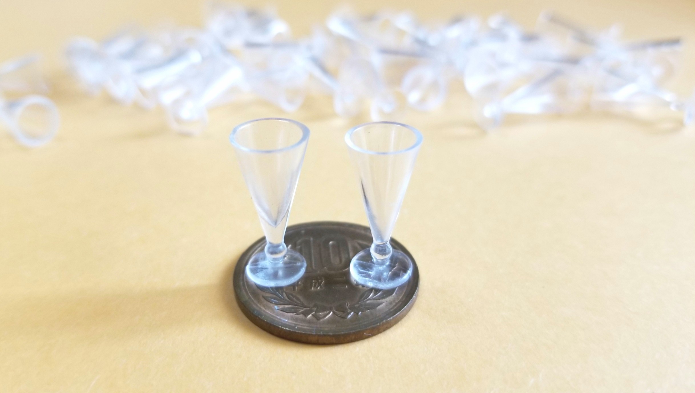 ミニチュアフード用の小さい透明三角グラス,コップ,カップ,既製品