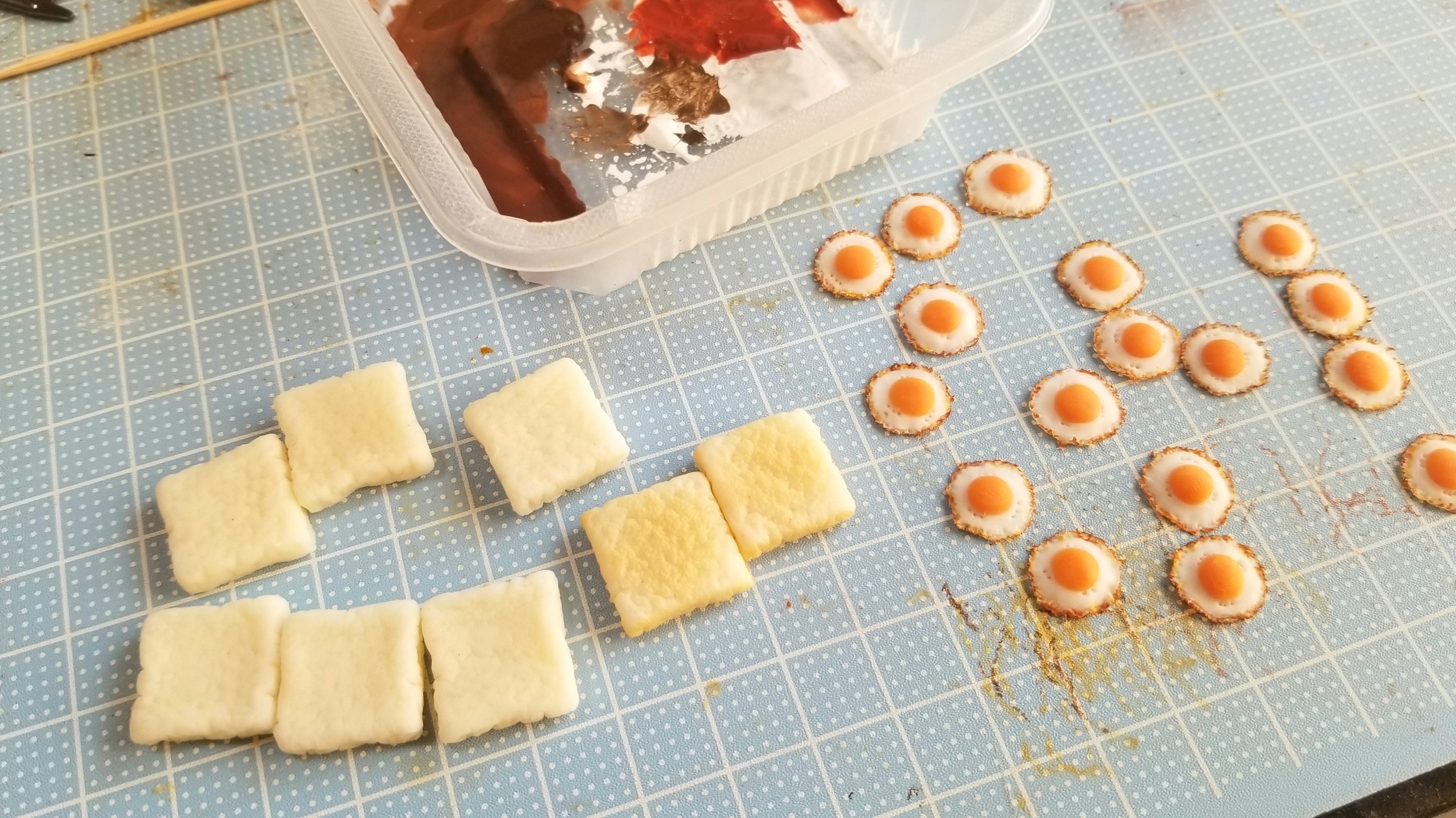 ミニチュアフード,樹脂粘土,目玉焼きトーストパン作り方,着色絵の具