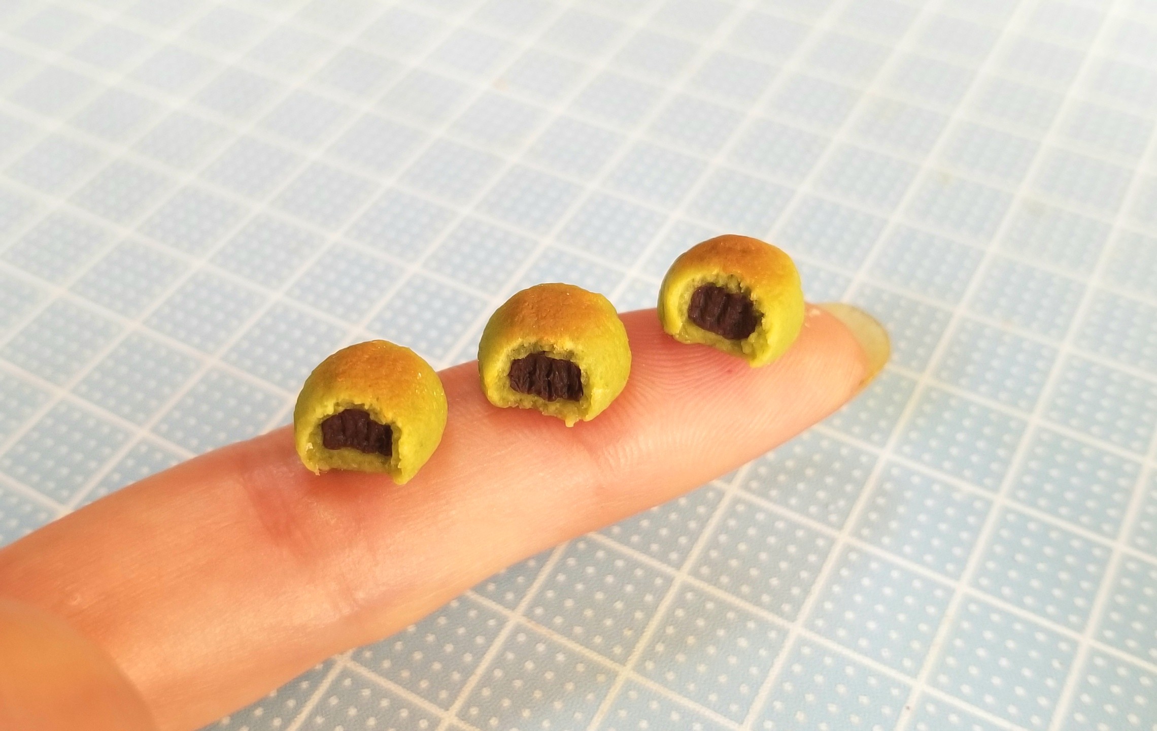 ミニチュアフード,よもぎパン,食べかけ,かじりかけ,樹脂粘土