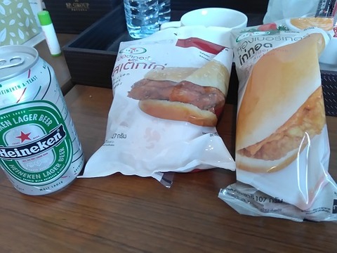 チキンステーキバーガーとチキンナゲットバーガー