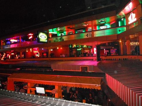 レインボー4前から見たナナプラザ