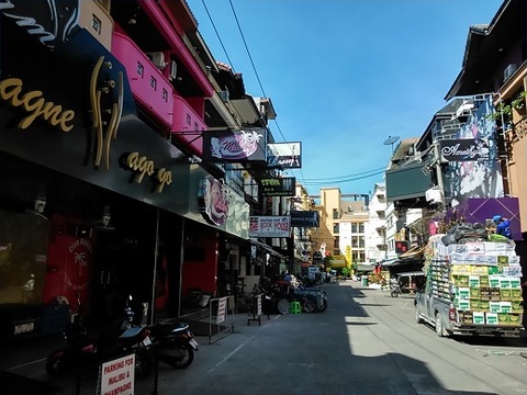 シャンペーン横のクラブマリブ