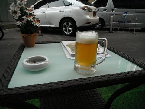 ホテルのテラスで生ビール