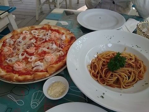 シーフードピザとスパゲティボロネーゼ