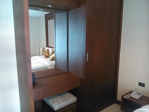 デスクとクローゼット