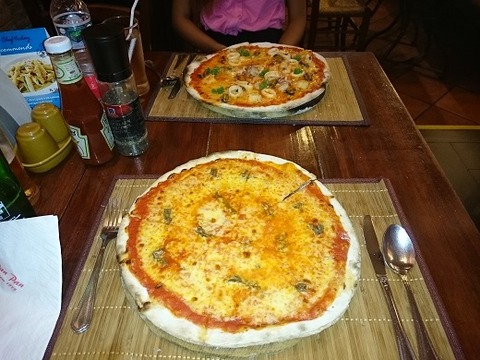 ピザナポリとシーフードピザ