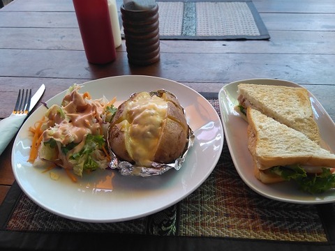 スタッフドポテトとチキンサンド