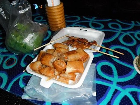 春巻きと豚肉の串焼き