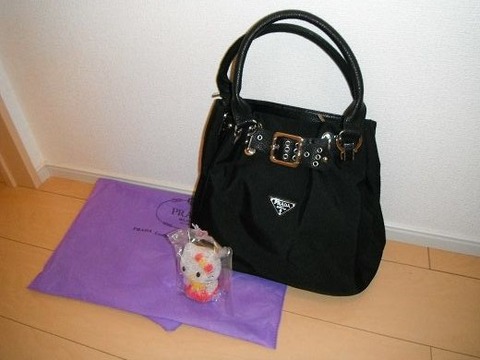 プラダのコピーバッグと光るハローキティ