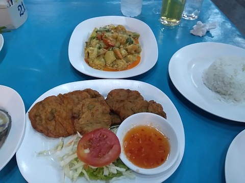 魚のすり身揚げとクンパッポンカリー