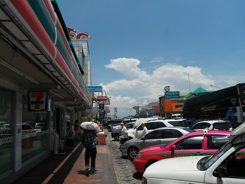 セブンイレブンの前でタバコを一服