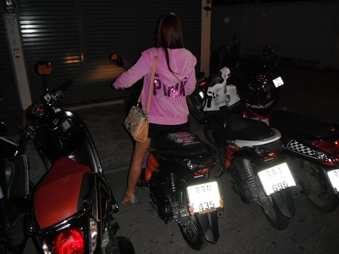 今日もバイクに2人乗り