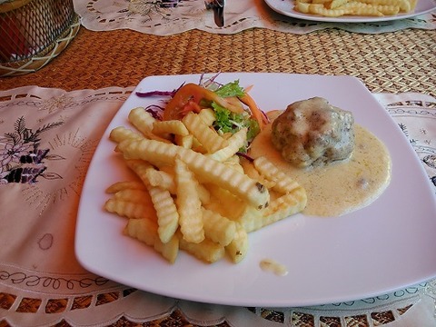 ミートボールとフライドポテト