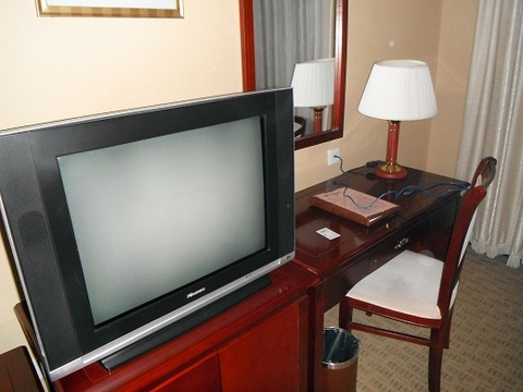 ブラウン管テレビとデスク