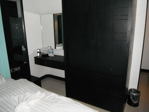 デスクとクローゼット