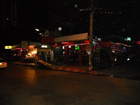 ムエタイリングのあるバービア群