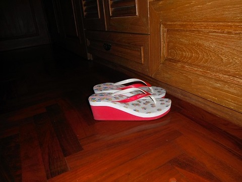 ヒールの高いビーチサンダル