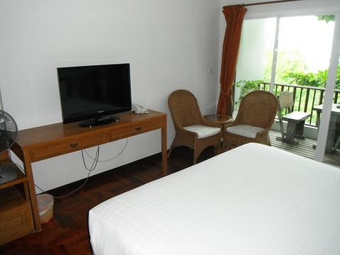 液晶テレビとテーブルセット