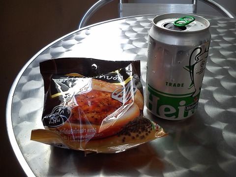 テリヤキチキンバーガーとビール