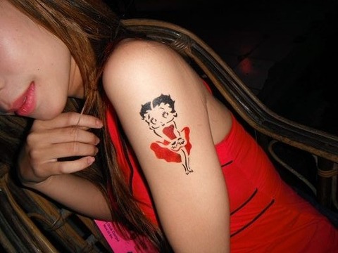 腕のタトゥーもどきシール