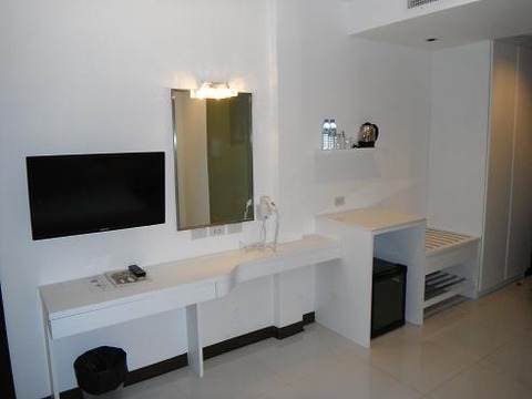 液晶テレビとデスク