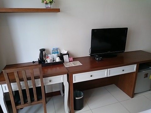 液晶テレビとデスク