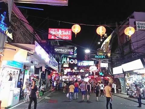 センセーションズ付近