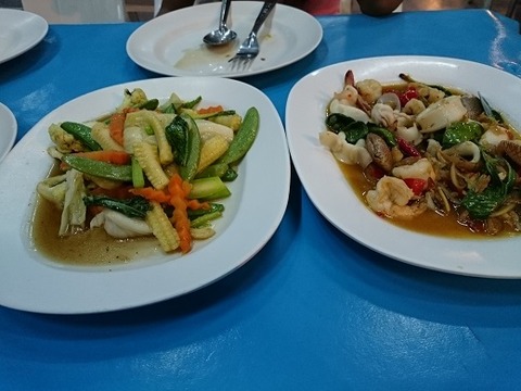 野菜炒めとシーフード料理