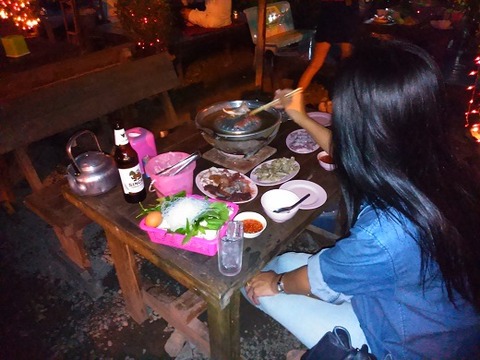 調理するセンセーションズの嬢