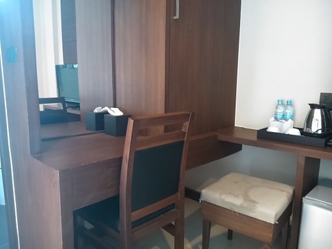 デスクとクローゼット