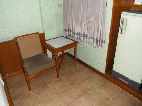 椅子とテーブル