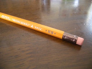消しゴム付きのエンピツは なぜか 黄色 なんです ｈｂのエンピツ