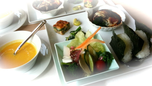 なごみ茶や野菜プレート