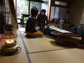 会場 ストーブ 庭側から