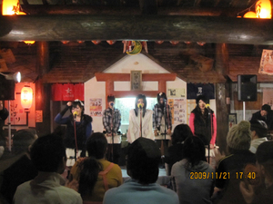 バリー神社の前がステージ