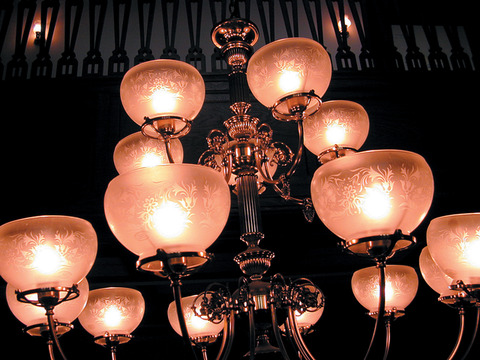 oldchandelier-1491201-640x480