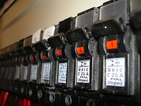 circuit-breaker-1225688-640x480