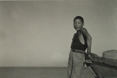 浜の少年