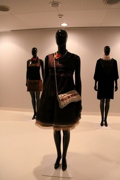 RITSUKO SHIRAHAMA 09 A/W Collection