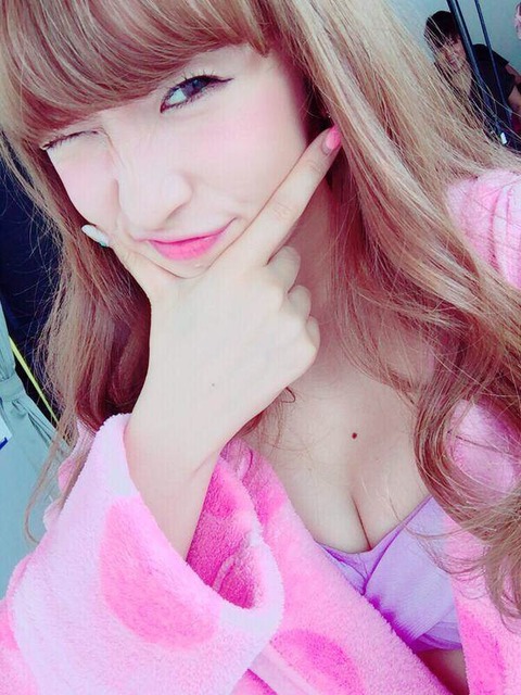 かわいくポーズをとる梅田彩佳