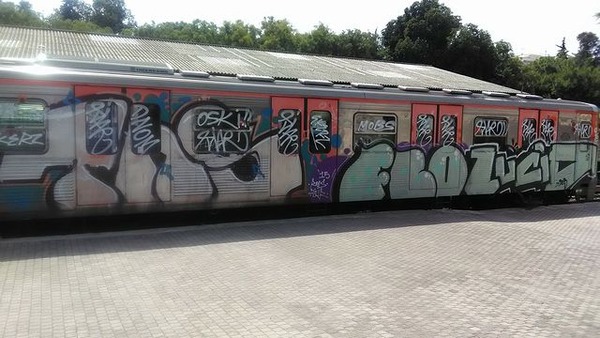 写真2_アテネ・落書き列車