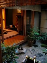 花見小路の裏カフェでお茶。