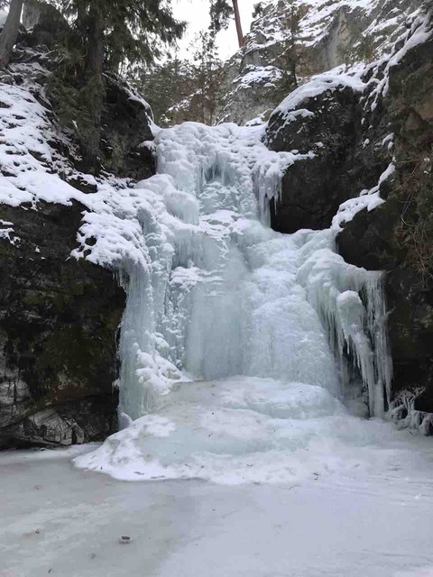 凍った滝の写真