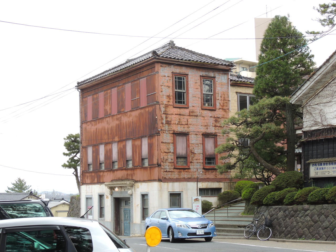 鳥居と道路を隔てた斜め向かいにあったレトロな建物ですが、何人かの方が写真を撮っていました。 映画「おくりびと」のロケで使われたものだそうで、右手にある割烹