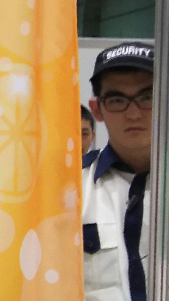 りりぽんの裏から監視する警備員