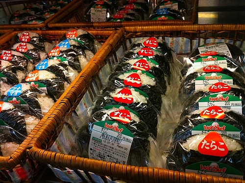 少し休憩。セイコーマートのHotChefおにぎり、すじこをチョイス。 少し休憩。セイコーマートのHotChefおにぎり、すじこをチョイス。