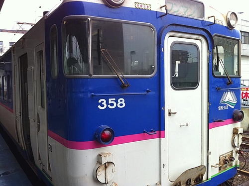 日高本線も一年ぶりか~。一両編成だから、混んでるな。 日高本線も一年ぶりか~。一両編成だから、混んでるな。